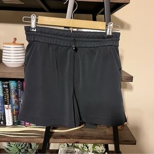 Lululemon Softstreme High-Rise Short 4"
Black Size 4
